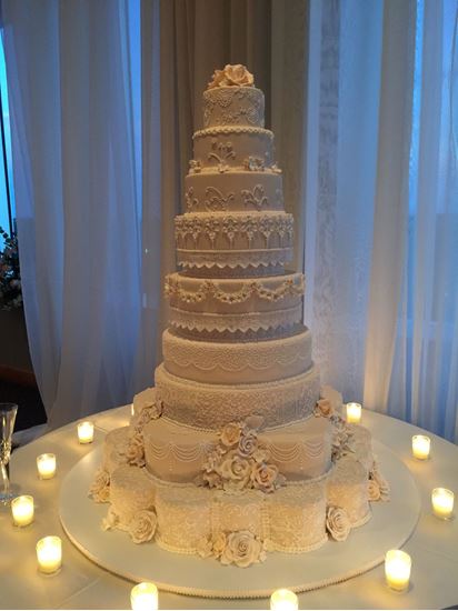 Picture of Texas Royalty Ivory & White Wedding Cake
