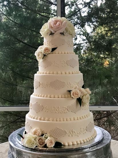 Picture of Appliques & Scrolled Wedding Cake